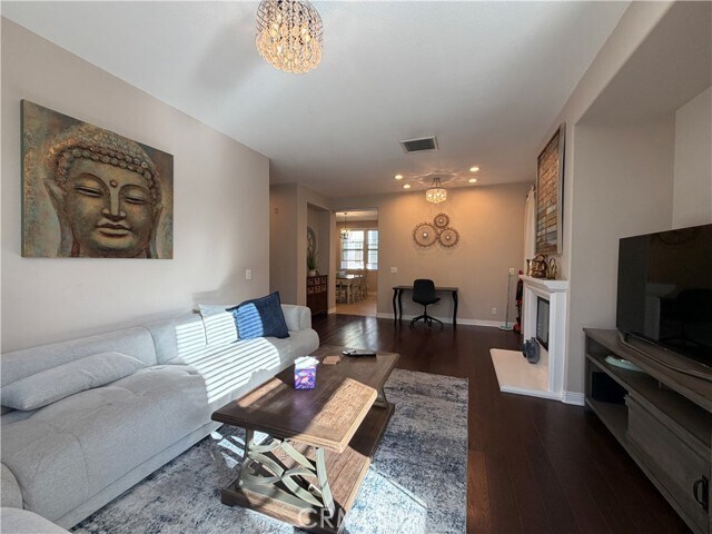 Building Photo - 615 W 1st St