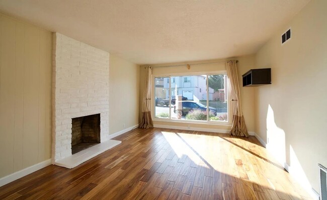 Building Photo - 621 Forest Lake Dr