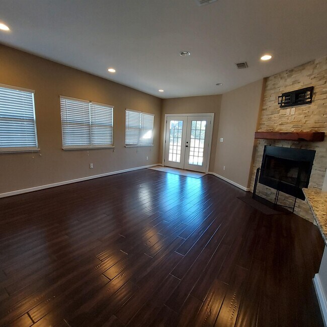 Building Photo - 300 Knights Row