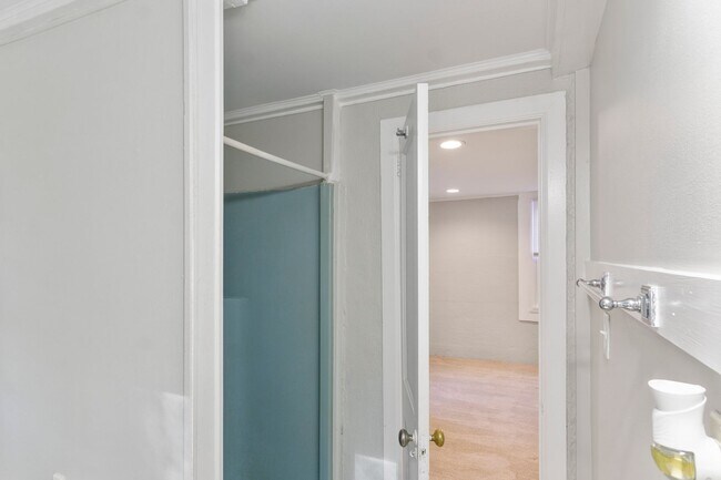 Building Photo - Rare 1 Bedroom Apartment in Williamsburg, VA | Pet-Friendly Rental