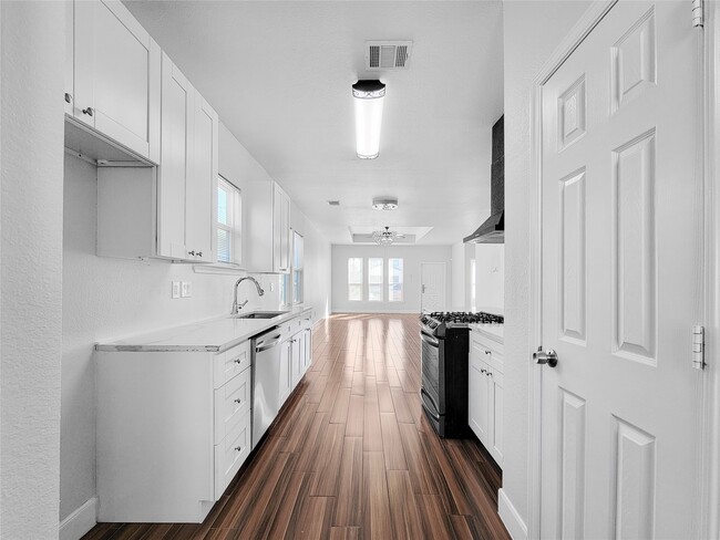Building Photo - 8135 Chateau St