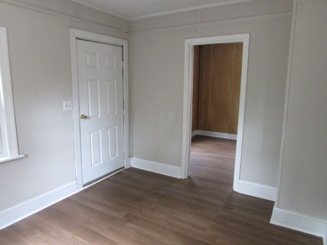 Building Photo - Small Single Family Home