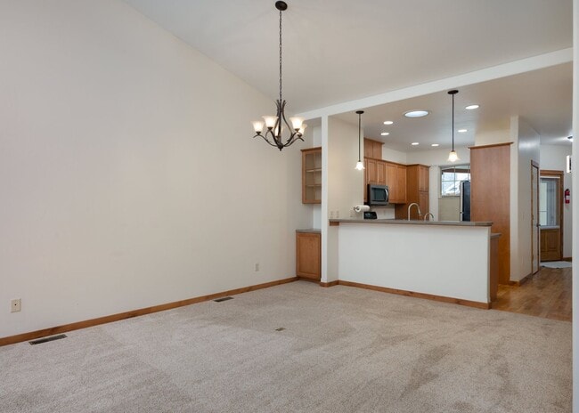 Building Photo - 3 Bedroom, 2 Bath Condo