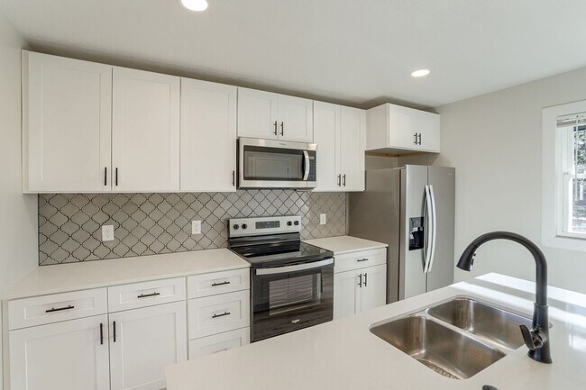 Building Photo - UPDATED 2 Bedroom Duplex With Garage!!