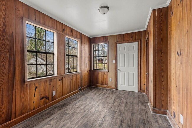 Building Photo - Charming & Newly Renovated 3 Bedroom 2 Bat...