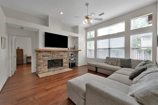Building Photo - 24 E New Avery Pl