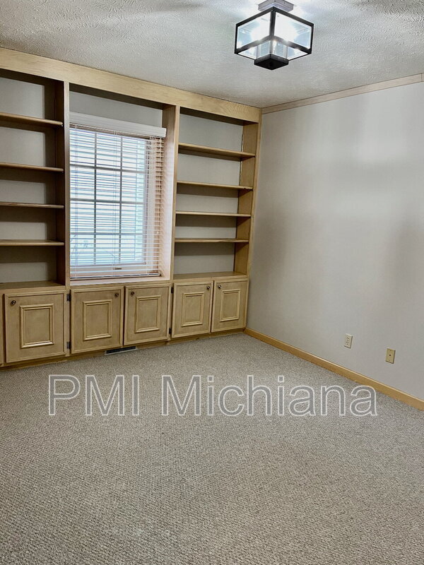 Building Photo - 1973 Creekbank Ln