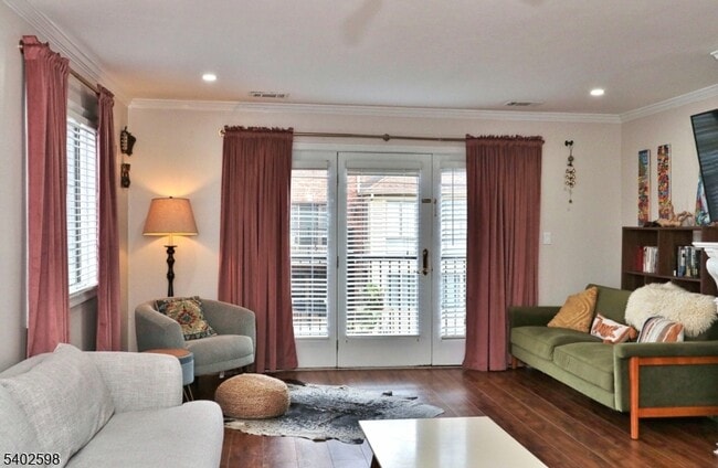 Building Photo - 35 Mews Ln