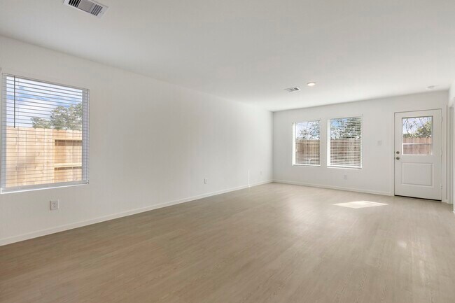 Building Photo - 490 Southern Magnolia Wy