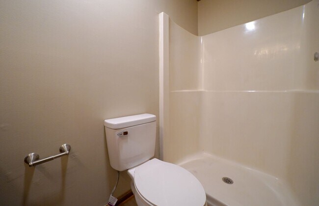 Building Photo - UNCC Area.  2 story 4 BR 2 1/2 BA Large Fe...