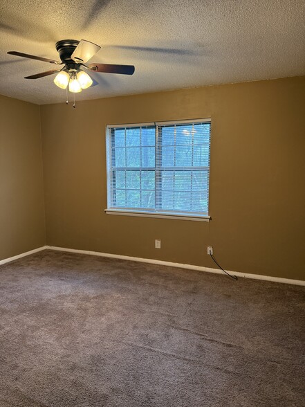 Building Photo - 832 Beacon Pky E