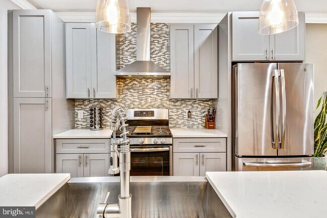 Building Photo - 1945 Watkins St