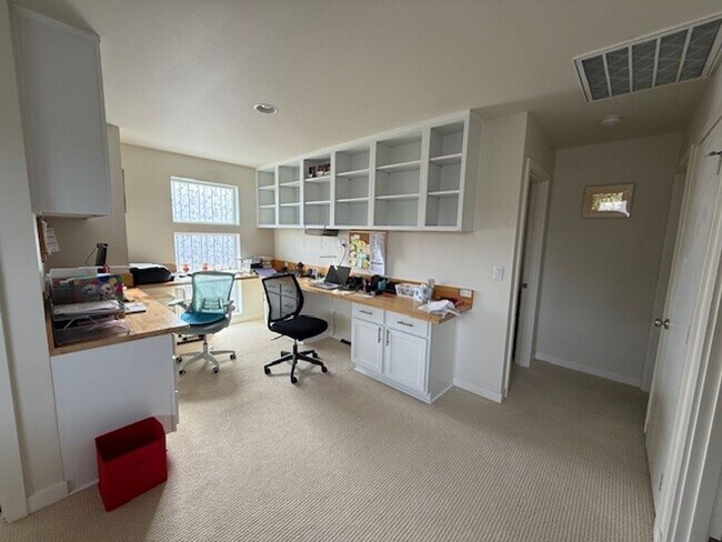 Building Photo - 3Bd/2.25Ba Lynnwood Townhouse