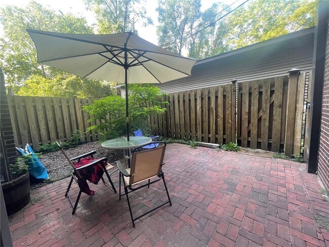 Building Photo - 633 Robert St