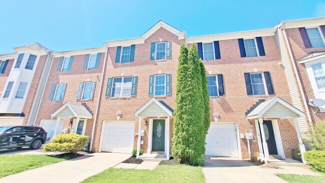 Building Photo - 3 Bed / 2 Full and 2 Half Bath Single Family Townhome