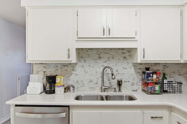 Building Photo - "Charming 2-Bed Townhouse Retreat in Fort Walton Beach – Perfect Comfort in 967 Sq Ft!"