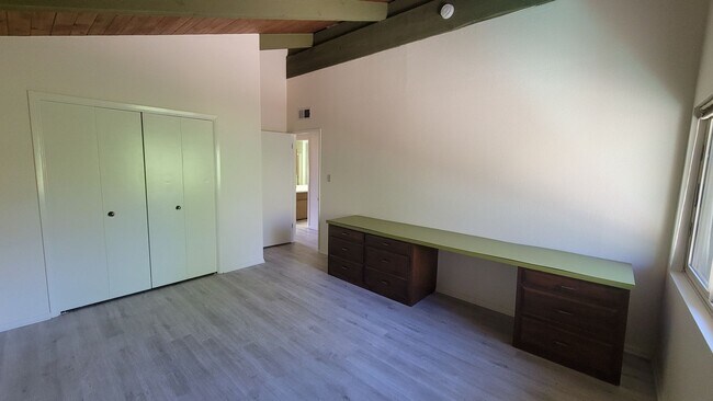 Building Photo - 4 Bedroom Mountain Home Close to Town!