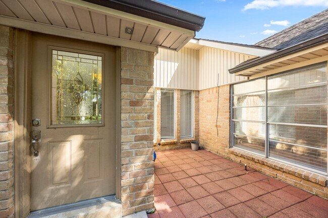 Building Photo - 14014 Briar Pl Dr