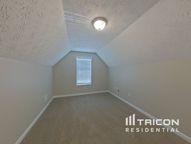 Building Photo - 350 Valley View Dr