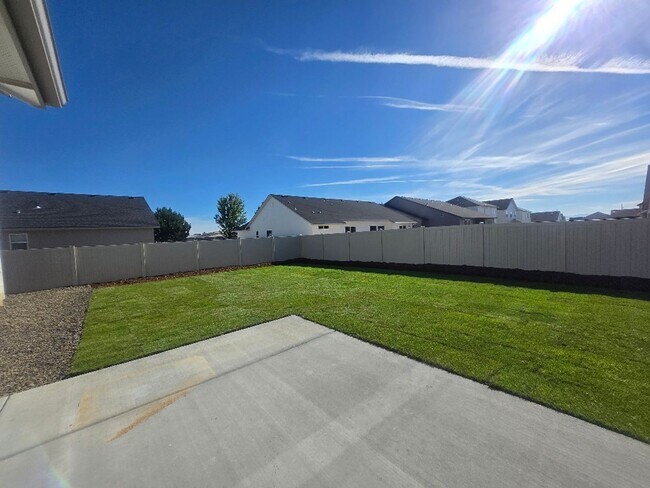 Building Photo - Beautiful Brand New home