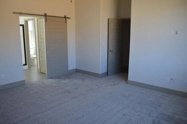 Building Photo - 2430 Bastidas Dr