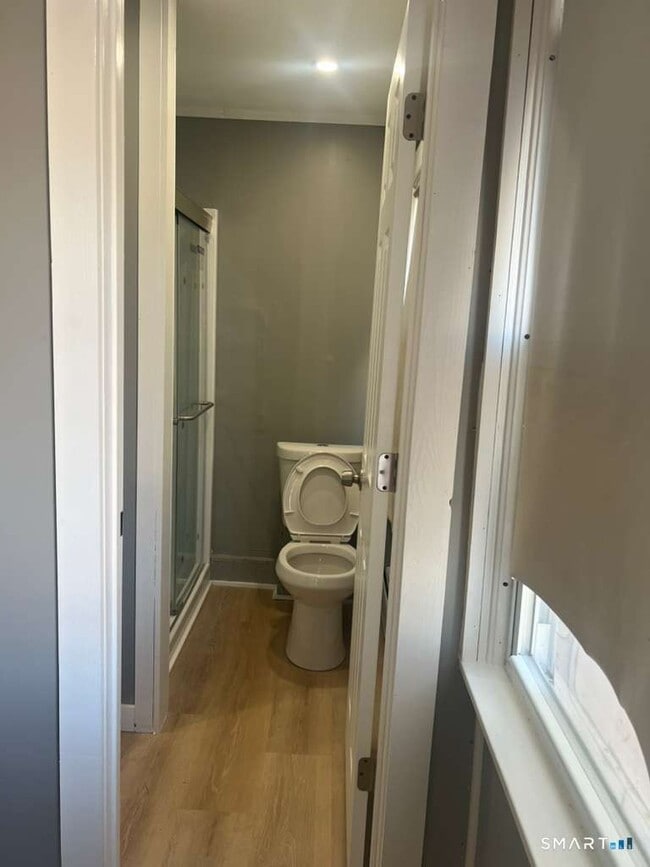 Building Photo - 10 Bank St