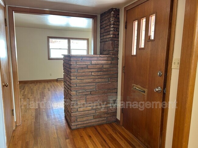 Building Photo - 1835 Broadmoor Dr