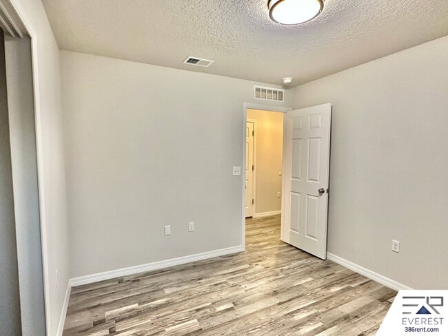 Building Photo - 10 Ryall Ln