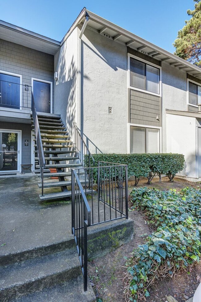 Building Photo - Upstairs, 1 bedroom, Benicia Highlands on Cambridge Drive