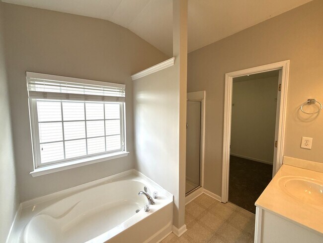 Building Photo - 4 Bedroom Home in Moss Creek!