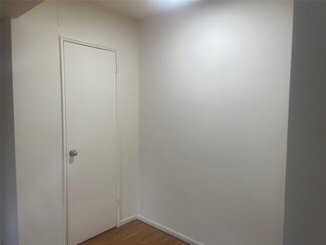 Building Photo - 130 S Park Ave