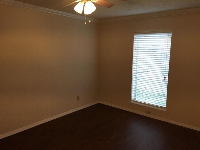 Building Photo - WATER, GAS & TRASH INCLUDED WITH RENT!