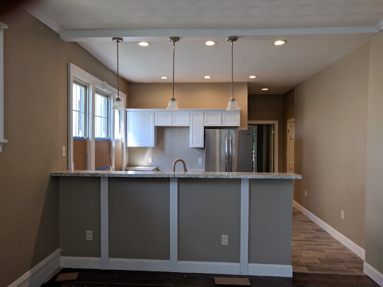 Building Photo - 72 William St