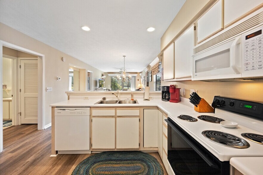 Building Photo - 270 Pinehurst Ln