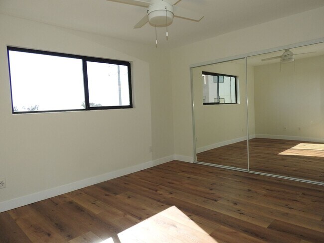 Building Photo - Lovely 2 bed 2bath with Stunning Views
