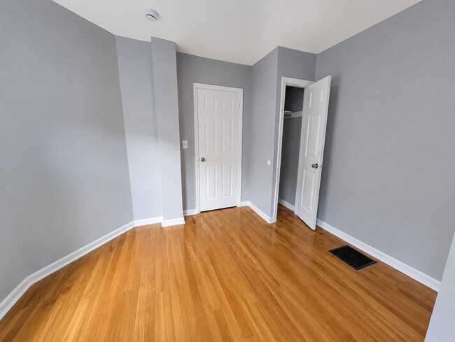 Building Photo - 406 Comstock St
