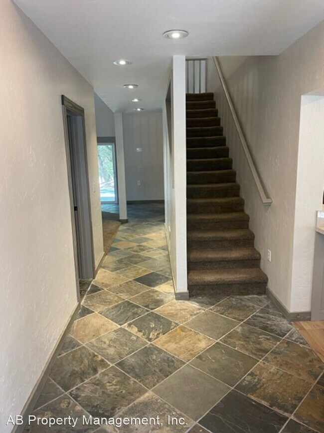 Building Photo - 5 br, 4 bath House - 5650 Hollyberry Lane