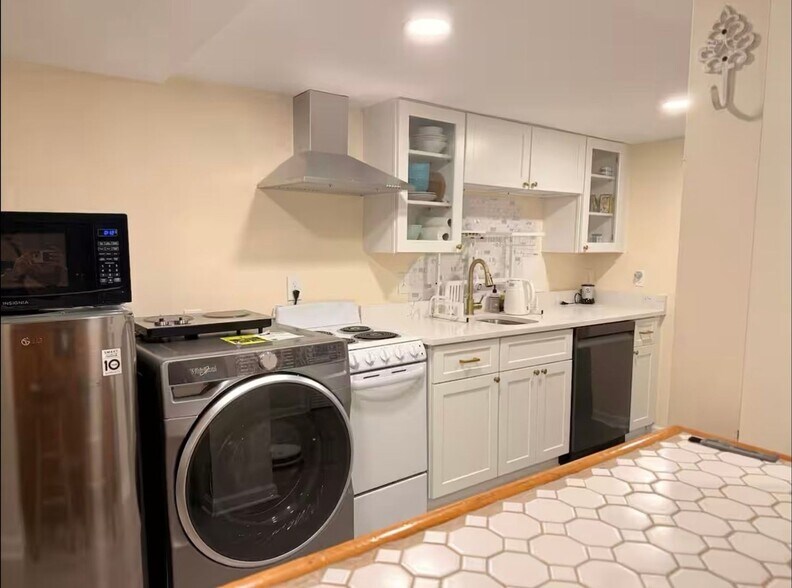 Building Photo - 1400 West Virginia Ave NE