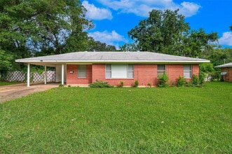 Building Photo - "Charming 3-Bedroom Bossier City Home with Gleaming Hardwood Floors!"