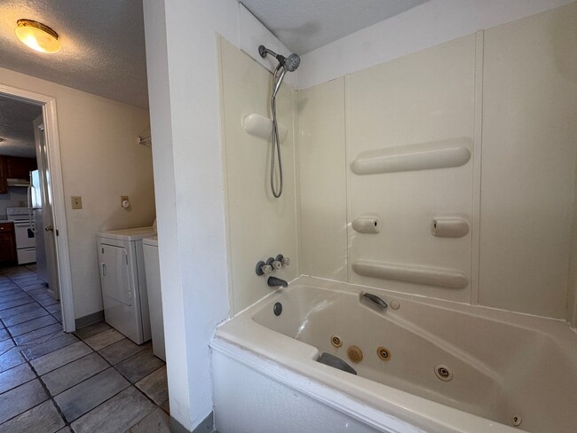 Building Photo - Cozy 2 Bedroom 1 Bathroom Home Nestled in ...