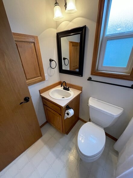 2nd Bath/Shared - 3921 Magrath Rd