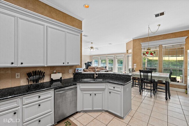 Building Photo - 4 Bedroom 2.5 Bathroom in Stockwell