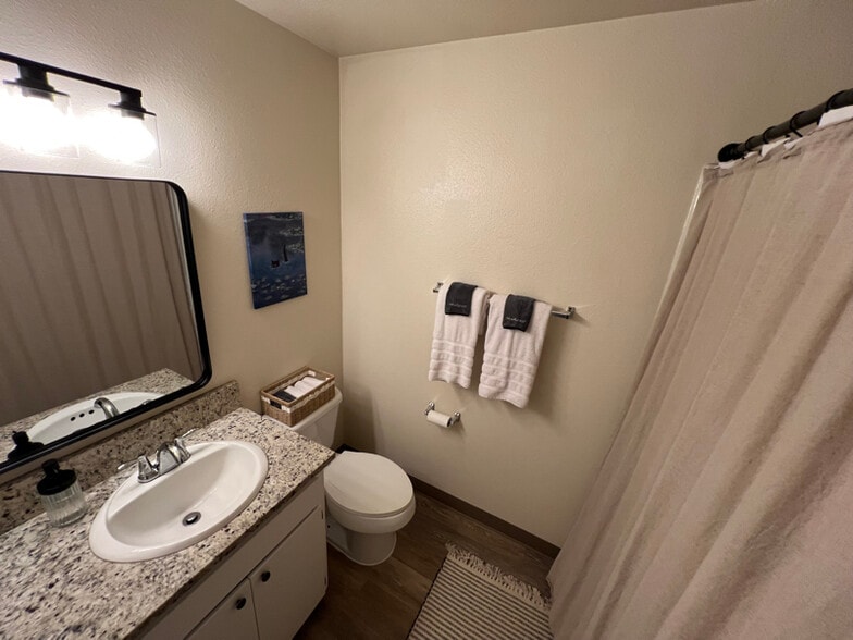 Building Photo - 376 Catron St N