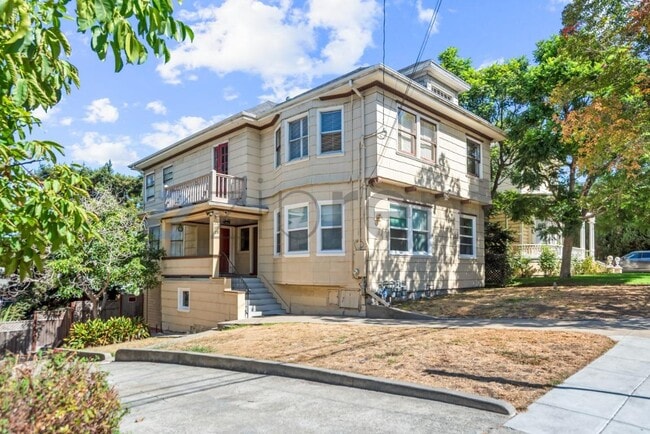 Building Photo - 377 Orange St