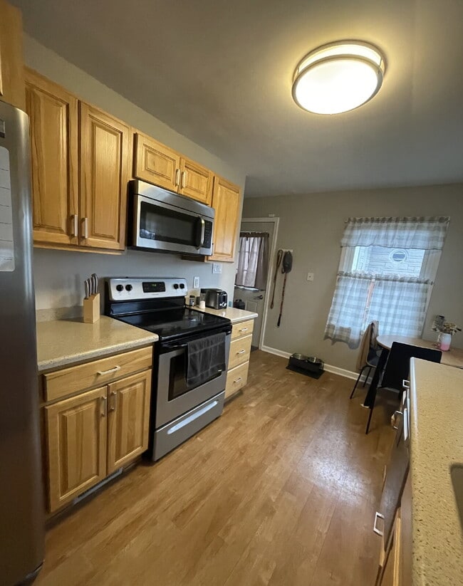 Building Photo - 924 Main St