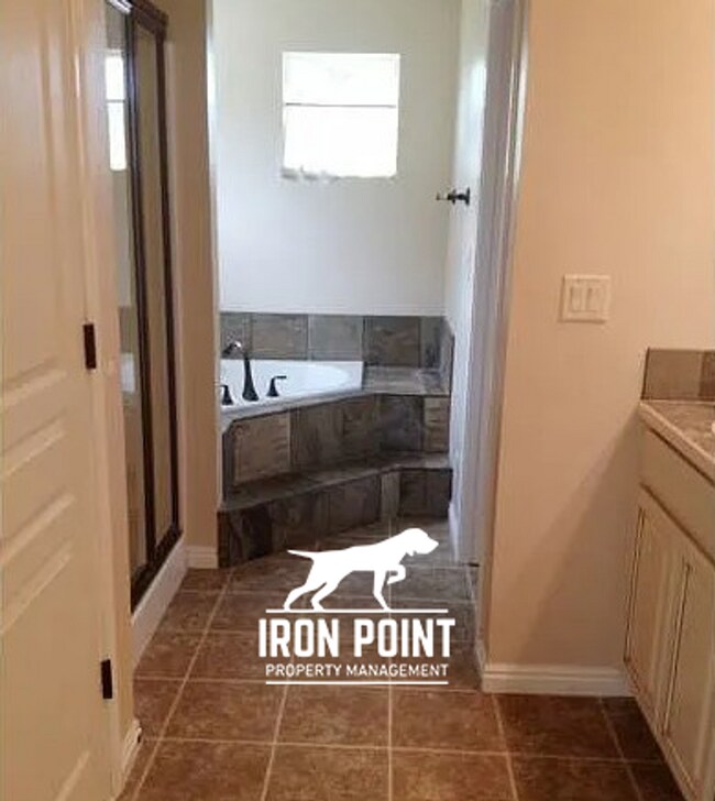 Building Photo - NW Meridian 3bed/2.5 bath w/3 car garage and fenced yard.