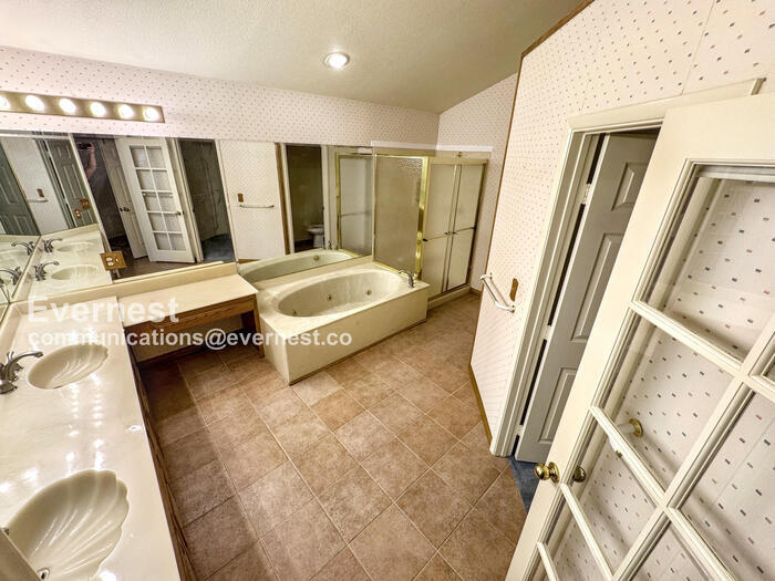 Building Photo - 1916 Hobson Dr