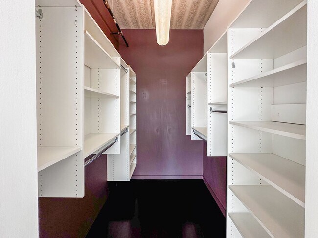 Building Photo - Luxury and Convenience in Royal Oak