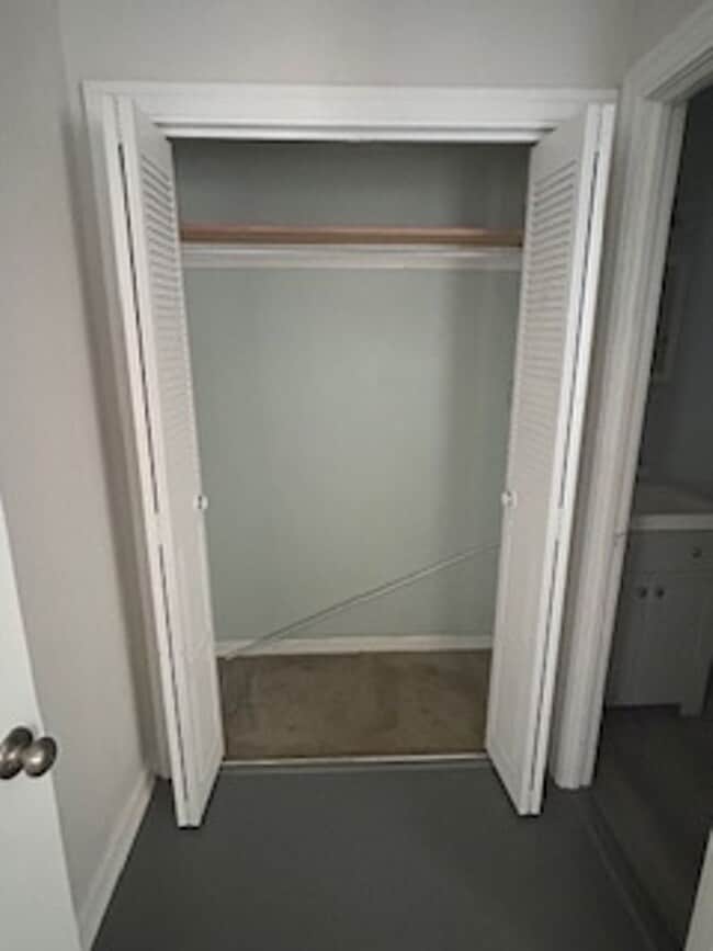 Building Photo - Quaint 1/1 apartment