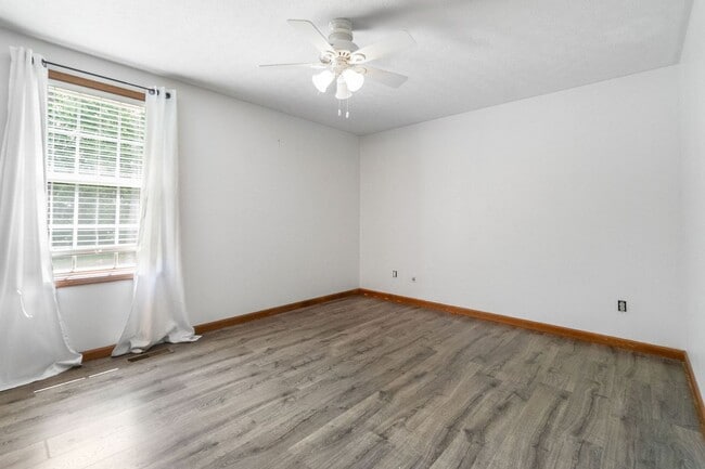 Building Photo - Adorable Home in Pleasant View- COMING SOON!